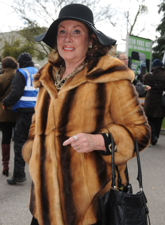 a4a1article-0-1899B807000005DC-482_634x890